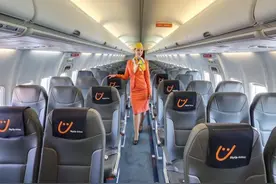 高跟换运动鞋，裙子换长裤，乌克兰改革空姐制服，看起来很棒哇图片