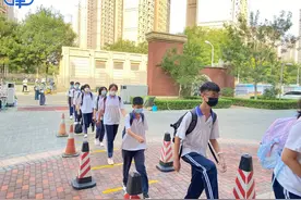 开学第一天 津南区中小学校门前交通秩序良好图片