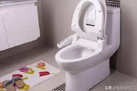 马桶盖不用时该放平，还是该扶起来？建议大家这样做，干净且卫生图片