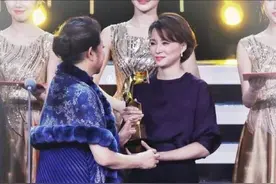 董卿厉害了，身穿紫色上衣搭配黑色半身裙高级优雅，减龄时髦图片
