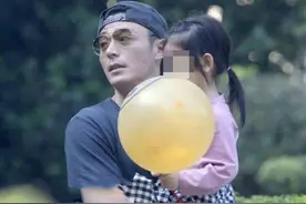 霍建华带女儿吃饭，一路上亲个不停，小海豚被抱在怀里十分乖巧图片