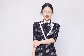 霍思燕一家三口手拉手逛街，杜江一手妻子一手儿，幸福都溢出来了图片
