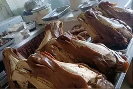 山东“郭德纲”卖驴肉，1个驴头650块，价格不便宜吃的人却不少图片