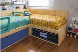 家里有二孩别弄上下铺，感觉跟住学校宿舍一样，把2张床连一起图片