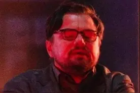 小李子寒冬天拍夜戏，冻得双手抱胸发型都飞了，略显发福撞脸范伟图片