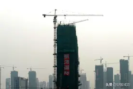 刚需在2021-2023年间应谨慎买房，月收入超过房贷月供两倍再考虑图片