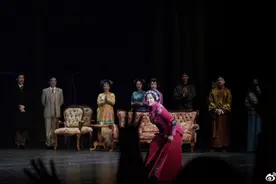 65岁刘晓庆太拼命！话剧演出将破200场，面部浮肿被人喊庆哥图片