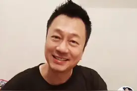港星来内地的晚年生活，搭地铁、跳广场舞，有人被错认成梁朝伟图片