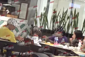 独家：赵文卓一家吃披萨 与小女儿互动做游戏超宠溺图片