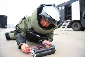 高杨：从侦察尖兵到拆弹专家图片