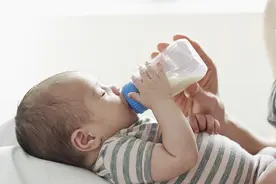 宝宝喝奶切忌“灌大肚”，奶量要按成长阶段给，附：各月龄毫升数图片