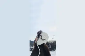 甜美小酒窝清纯美女雪地写真照片图片