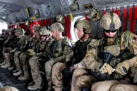 这才是美国女兵的真实情况，人前风光人后苦，夜晚不敢外出喝水图片