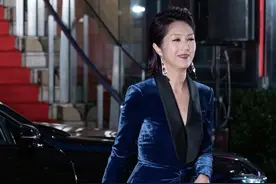 杨千嬅气质全开，穿丝绒的材质蓝色连体裤尽显雍容华贵，高级时髦图片