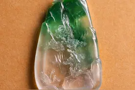冰玻种飘翠俏色巧雕，青山高耸瀑布飞流，太美了图片