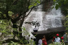 哥背小妹回家转土墙茅屋也不嫌，只要哥哥身体壮兄妹开荒种高梁图片