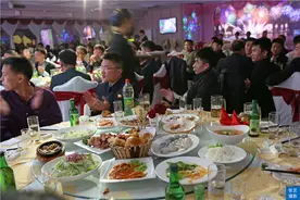 朝鲜平壤豪华游船上的结婚酒席，一桌酒席人民币500元，有啥吃的图片