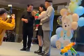 54岁知名笑星举办抓周宴，父子同框被指似爷孙，娇妻小其24岁图片