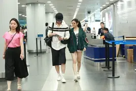 姐弟恋也有未来，陈妍希大陈晓4岁，穿短裤秀美腿，年龄差模糊图片