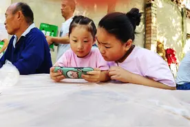 中秋节，3位女儿回娘家，引村里人羡慕，却因买礼物闹得不欢而散图片