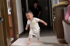 宝宝走路姿势太奇怪，妈妈看了一脸懵，爸爸笑了：这是男人的浪漫图片