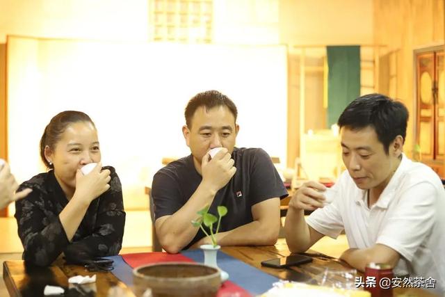 今大福德福品鉴会在“茶饰界”成功举办，班章古树霸气之韵令人倾倒