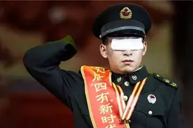 致敬中国军人！扫雷英雄没了眼睛和双手，举起断臂行了一个军礼图片