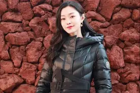 宋轶穿火了“收腰羽绒服”，保暖又能显身材，3条腰带才是大亮点图片