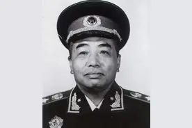 开国元帅当中，唯有他没有子女，初恋跳崖自尽，两场婚姻甚是坎坷图片