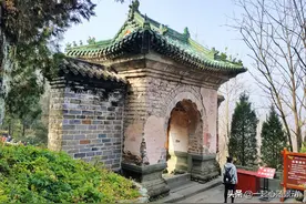 武当山致命龙头香，曾有多人为了烧香而跌落山崖，危险又诱惑图片