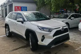 丰田RAV4荣放：跌至16.28万，满油跑900Km，30天卖了18161辆图片