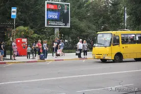 探访俄远东公交车站：车旧人少素质有佳，凹进去一点点设计更合理图片
