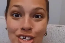 190斤大码模特自爆吃饼干粘掉牙，大方秀“丑照”，网友：太贪吃图片