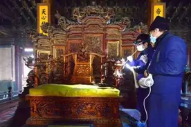 故宫的龙椅其实是假的，此人在仓库找到真龙椅，花三年才修复图片