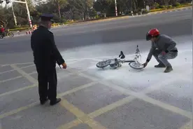 电动车倒地自燃 石狮供水公司多名保安紧急救援图片