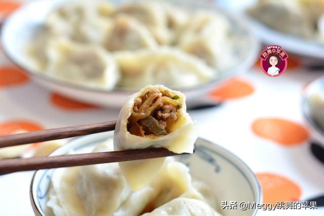 这菜好多人只知道炒着吃，却不知做馅包饺子才叫鲜，韭菜都靠边站