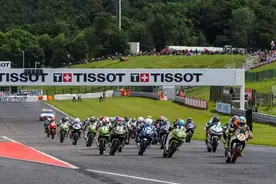 令人惊叹的WorldSSP300最后一圈，有史以来最接近的领奖台图片