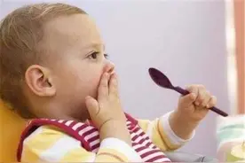 宝宝吃完母乳不哭不闹，过于乖巧，奶奶看出不对劲，及时救了宝宝图片