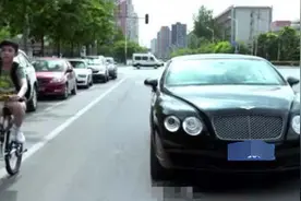 宝爸开百万豪车接娃放学，却遭到老师的批评，宝爸的话让老师羞愧图片