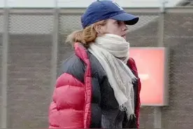 31岁赫敏穿棉服现身机场，素颜状态太好了，坐私人飞机出游好壕气图片