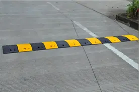 如何正确过减速带，该不该踩刹车？修车工：再说最后一次图片