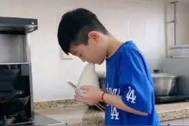 熊孩子不好好写作业，被亲妈罚用“小碗”吃饭，网友：效果一顶仨图片