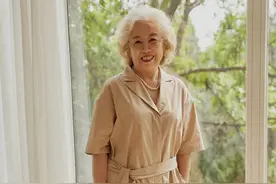 这才是65岁后女人高级的打扮：“膝下裙+平底鞋”，优雅又时尚图片