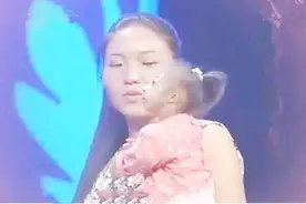 新生婴儿酷似“猴子”，杂技团都出高价购买，母亲的做法让人动容图片