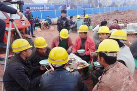 农民工外出务工收入遭遇扣税，农民工个税是否应该扣除？图片