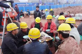 农民工外出务工收入遭遇扣税，农民工个税是否应该扣除？图片