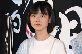 王圣迪追星成功：张子枫举手投足显关心，妹妹一脸受宠若惊图片