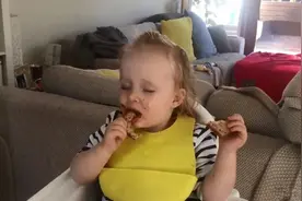 “冰淇淋宝宝”火了，边吃边睡被糊了一脸，网友：挡不住的高颜值图片