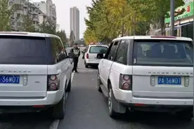 “双胞胎”车牌偶然相遇，两个车主同时报警，交警都忍不住笑了图片