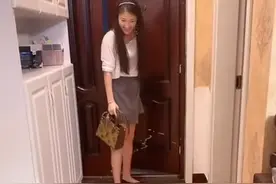 陕西一女子见老公准备惊喜笑得合不拢嘴，下一秒剧情反转笑喷网友图片